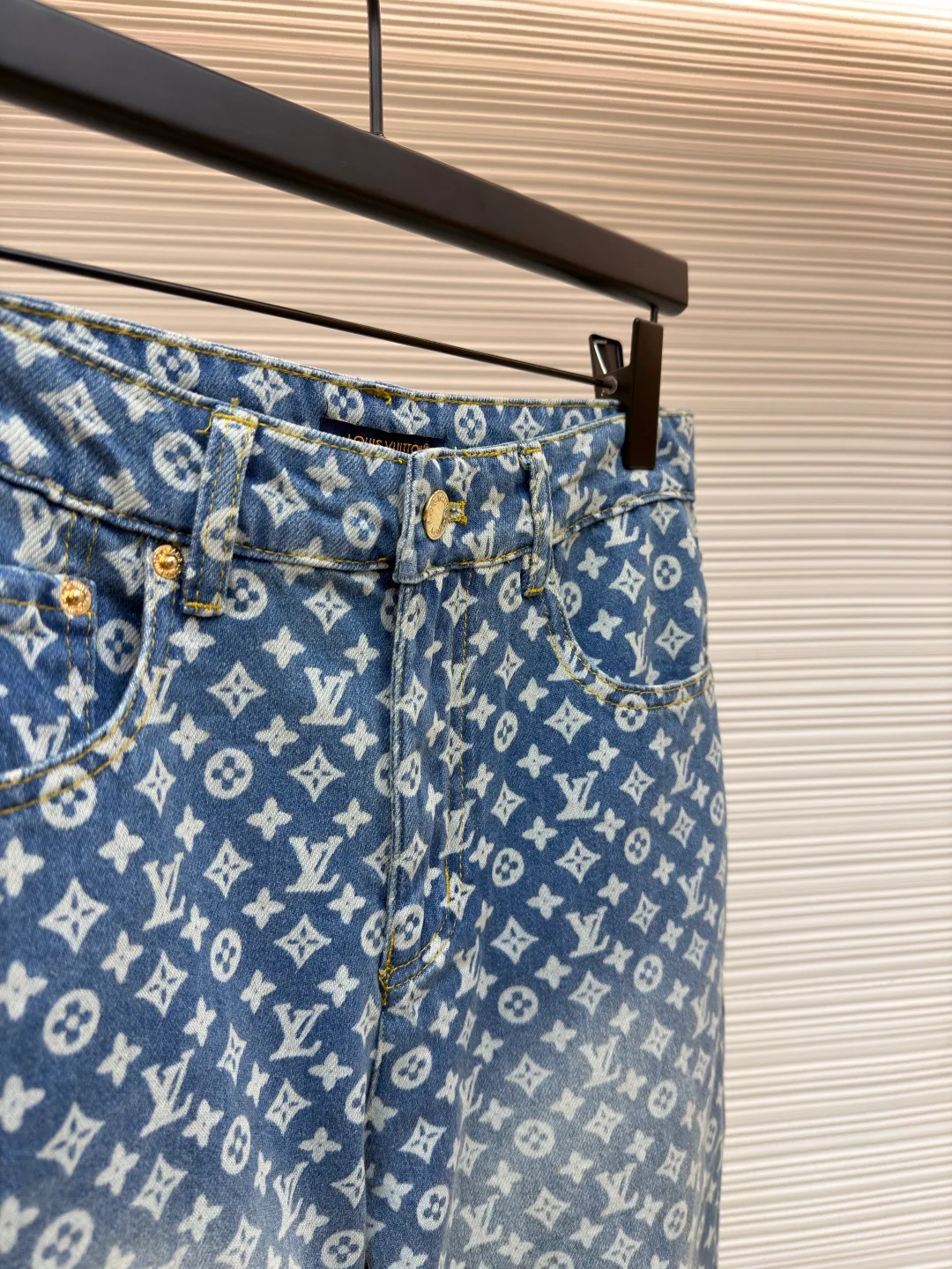 LOUIS VUITTON full-print flare jeans ●Original version: Purchased and developed for 19100 ●Item number: 1681925-B45 ●Fabric: denim fabric ●Technology: washed production ●Version: fitted version ●Weight: about 625 grams ●Size: 28-30-32-34-36 ●Description: Customized blue shadow encrypted cotton classic pattern denim, as moist as cotton, comfortable and skin-friendly, indigo elegance With a retro charm and modern fashion sense, the iconic Monogram pattern is laid out on it. Every part tells the glorious history and fashion heritage of Louis Vuitton, and its leisurely flared silhouette is the soul of these pants. It exudes a sense of high-end from the inside out. It is a stunning piece in the fashion feast. The overall wiring is straight and delicate, the fabric is comfortable and soft, and the color is consistent without color difference. It can be matched with the same style to create a fashionable look and control various occasions. Customized accessories, complete with three standards, same style for men and women!